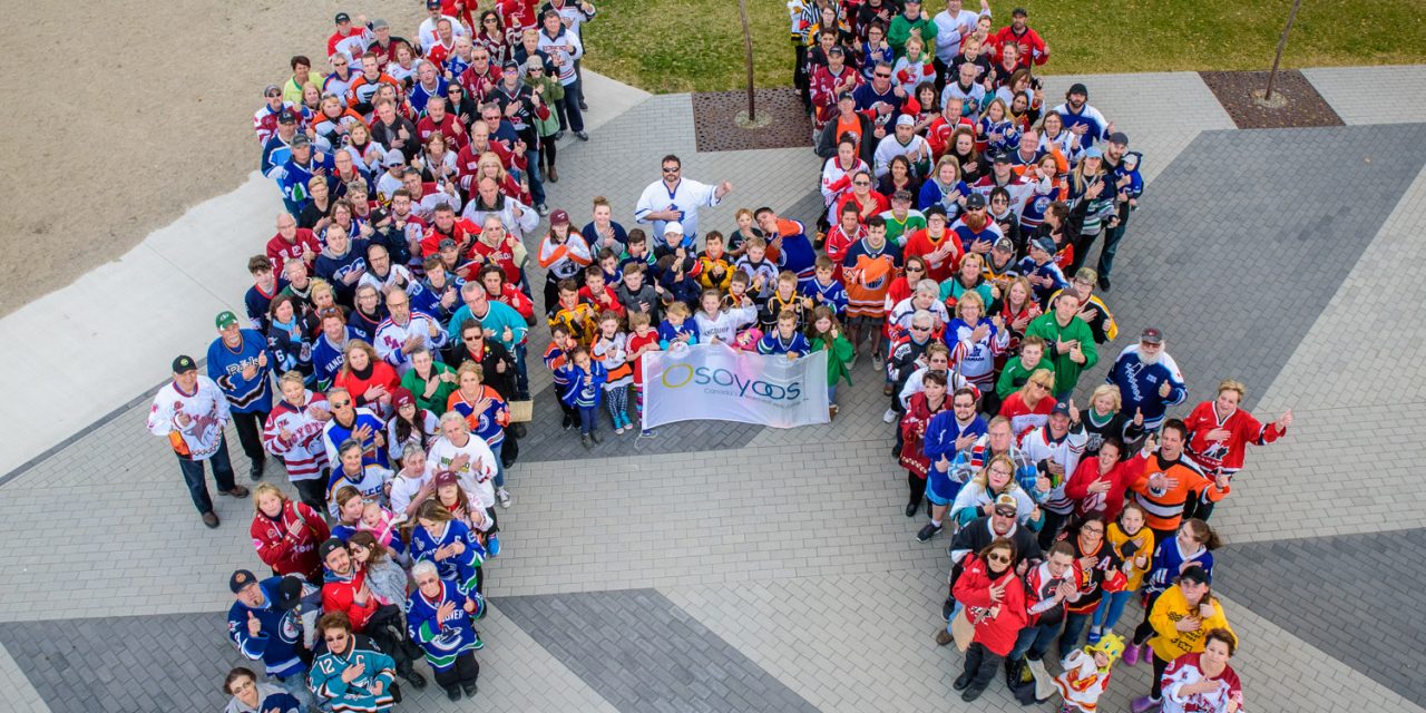 VIDEO: Osoyoos residents put on jerseys to show support for Humboldt, Saskatchewan and the Broncos