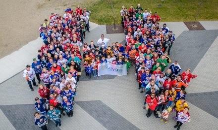 VIDEO: Osoyoos residents put on jerseys to show support for Humboldt, Saskatchewan and the Broncos