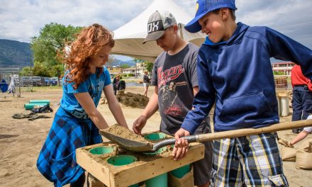 Osoyoos Elementary Grade 6 students pitch in to fill sandbags