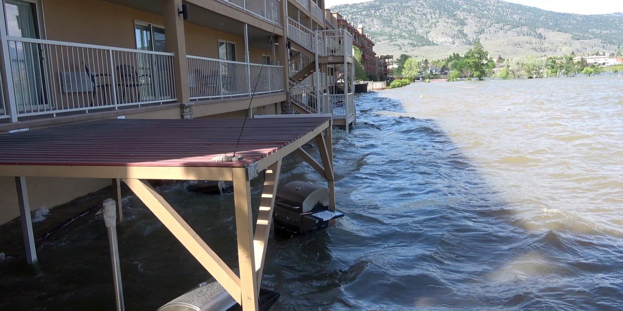 VIDEO: Flood peaks and plateaus on Friday and Saturday – we visit problem areas both days