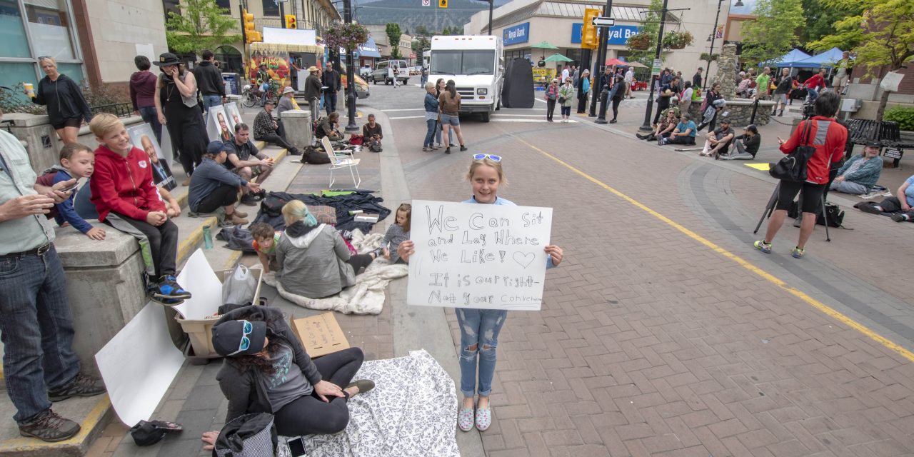 Cheers and jeers for Penticton’s sidewalk sitting ban
