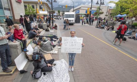 Cheers and jeers for Penticton’s sidewalk sitting ban