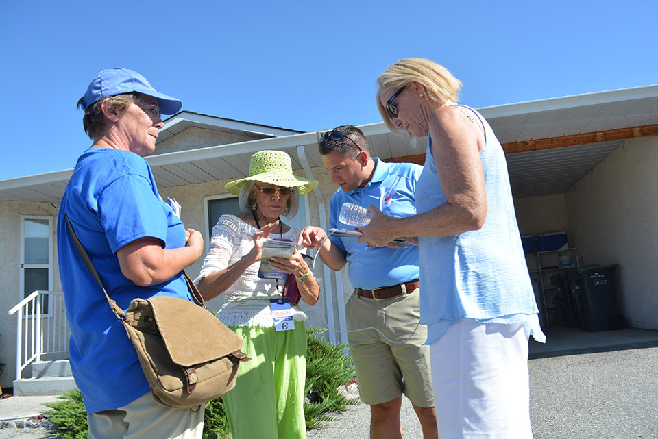 Ontario MP helps Konanz knock on doors