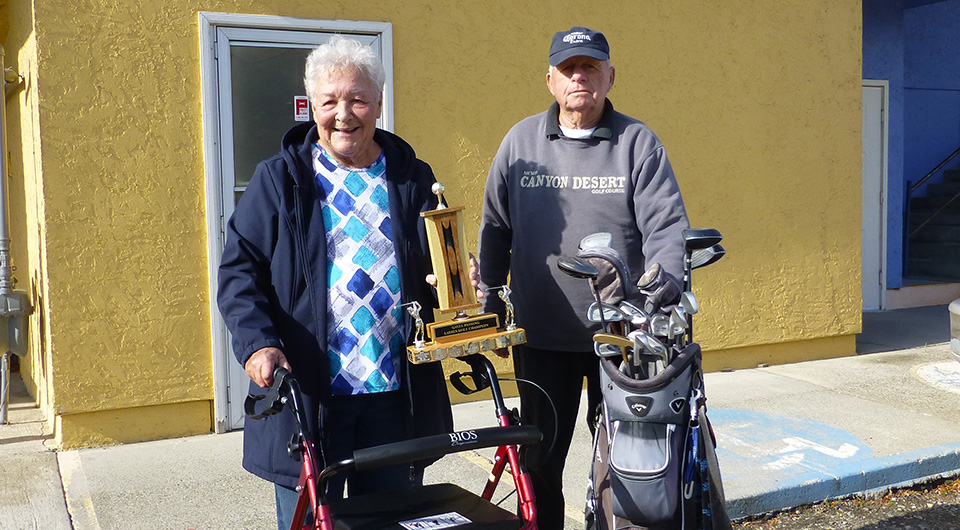 Despite bad knees, Faith wins golf tourney