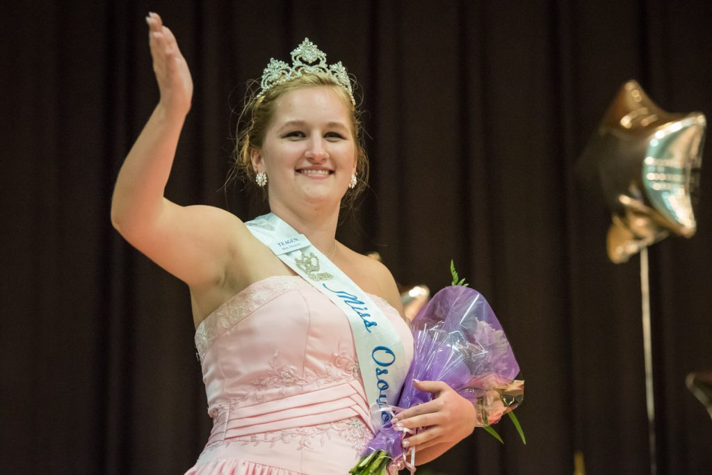 Outgoing Miss Osoyoos Teagen Aspell waves goodbye to her subjects. (Richard McGuire photo)