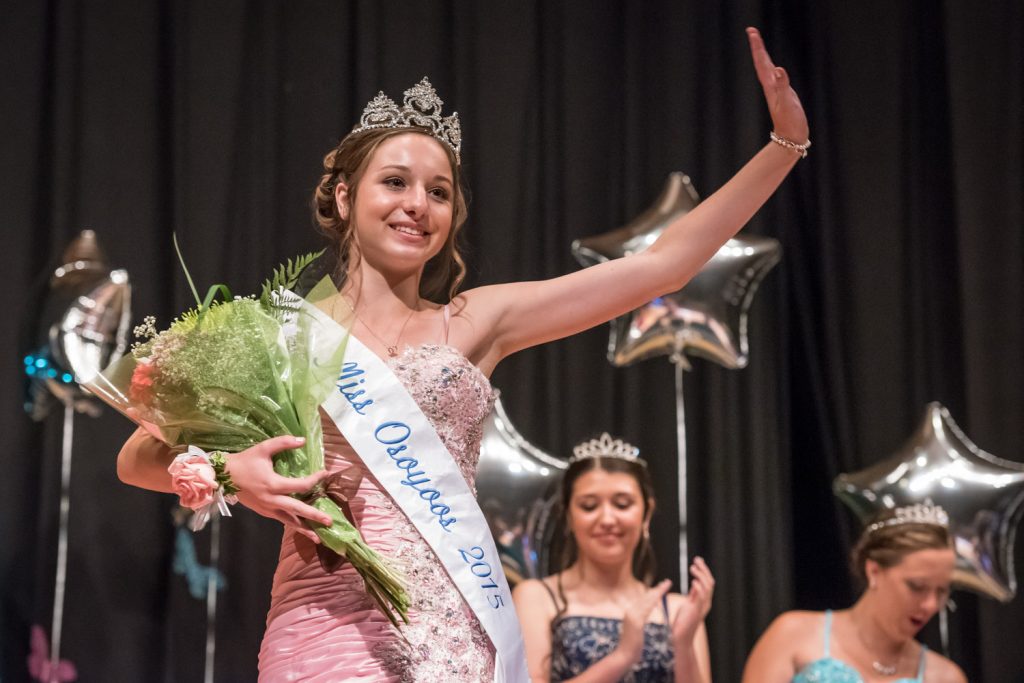Newly crowned Miss Osoyoos Emma Fernandes waves to spectators as she begins her one-year reign. (Richard McGuire photo)
