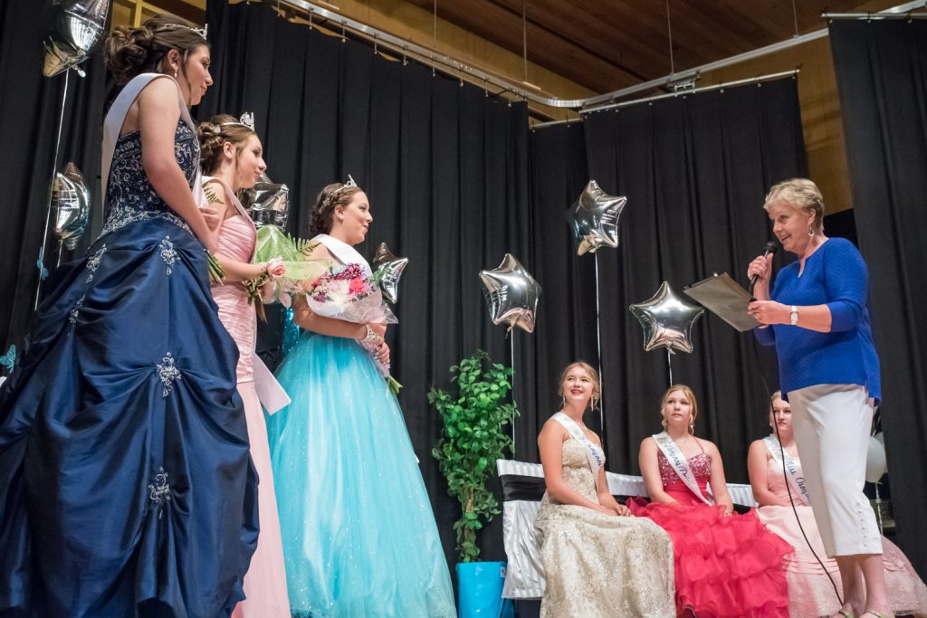 Mayor Sue McKortoff (right) administers the oath of office to the newly crowned Royalty. The oath takes its wording from the oath that municipal representatives must swear to set on council. (Richard McGuire photo)
