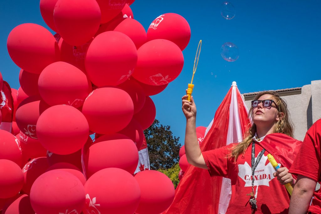 The AG Foods float was a sea of red. (Richard McGuire photo)