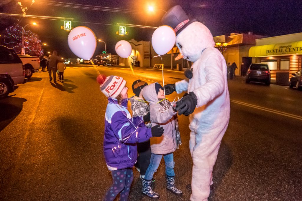 Frosty the Snowman was a favourite with children who came up to him for hugs. Under that snowy head was Ken Baker of the Osoyoos Times. (Richard McGuire photo)