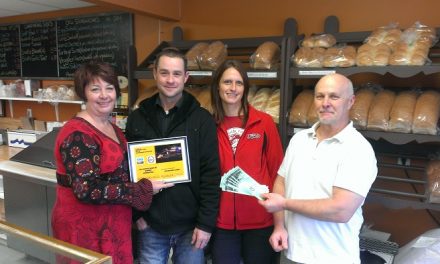 Oliver Business Association awards Bicknell’s for best Christmas lights display