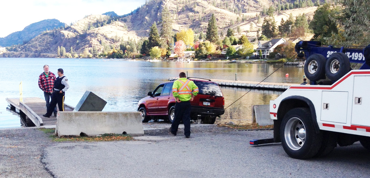 Motorist drives into Skaha Lake