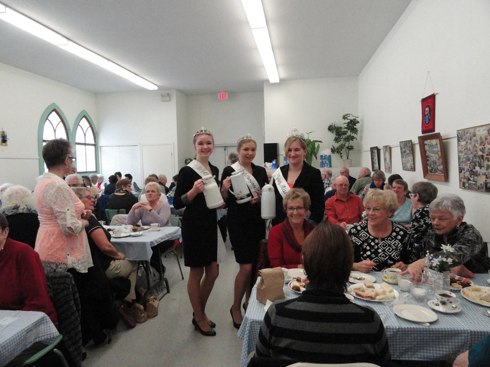 Members of the current Osoyoos Royalty have been kept very busy attending numerous events in our community and travelling to other communities to represent the town. Above, Princess Ali Hutter (left), Princess Amara Leeson (centre) and Queen Teagan Aspell help out during the recent Snowflake Tea event at the Osoyoos United Church. PHOTO SUPPLIED