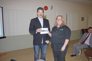 Paul Andrews, the leader of the TELUS project to install a new fibre optic network in Osoyoos, handed out a door prize of a new iPad Mini to local resident Sandra Long, following a presentation about the project at the Osoyoos Seniors Centre last Friday afternoon. (Keith Lacey photo)