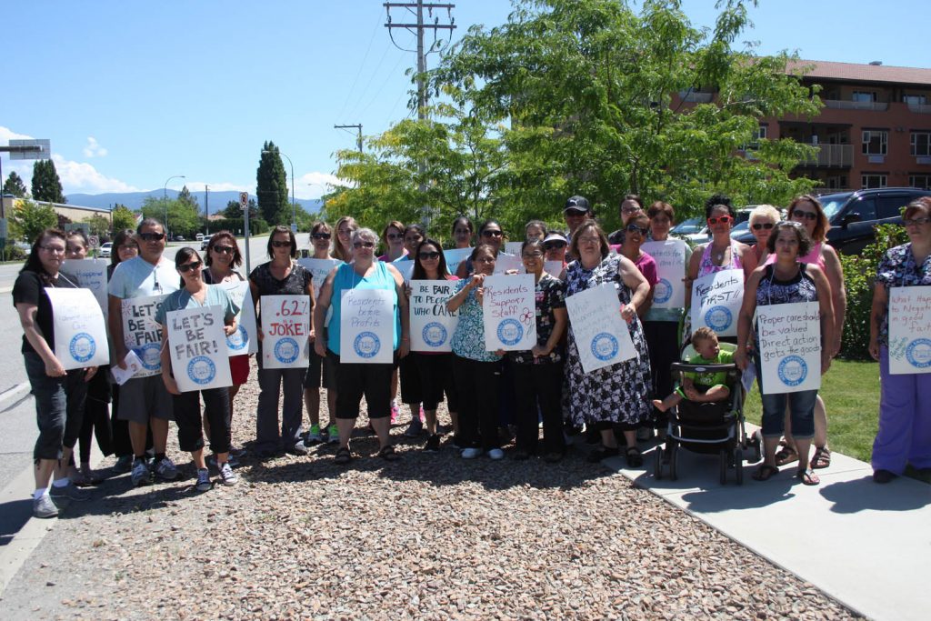 Unionized Mariposa workers held an information picket in front of the seniors' facility on Tuesday afternoon. (Keith Lacey photo)