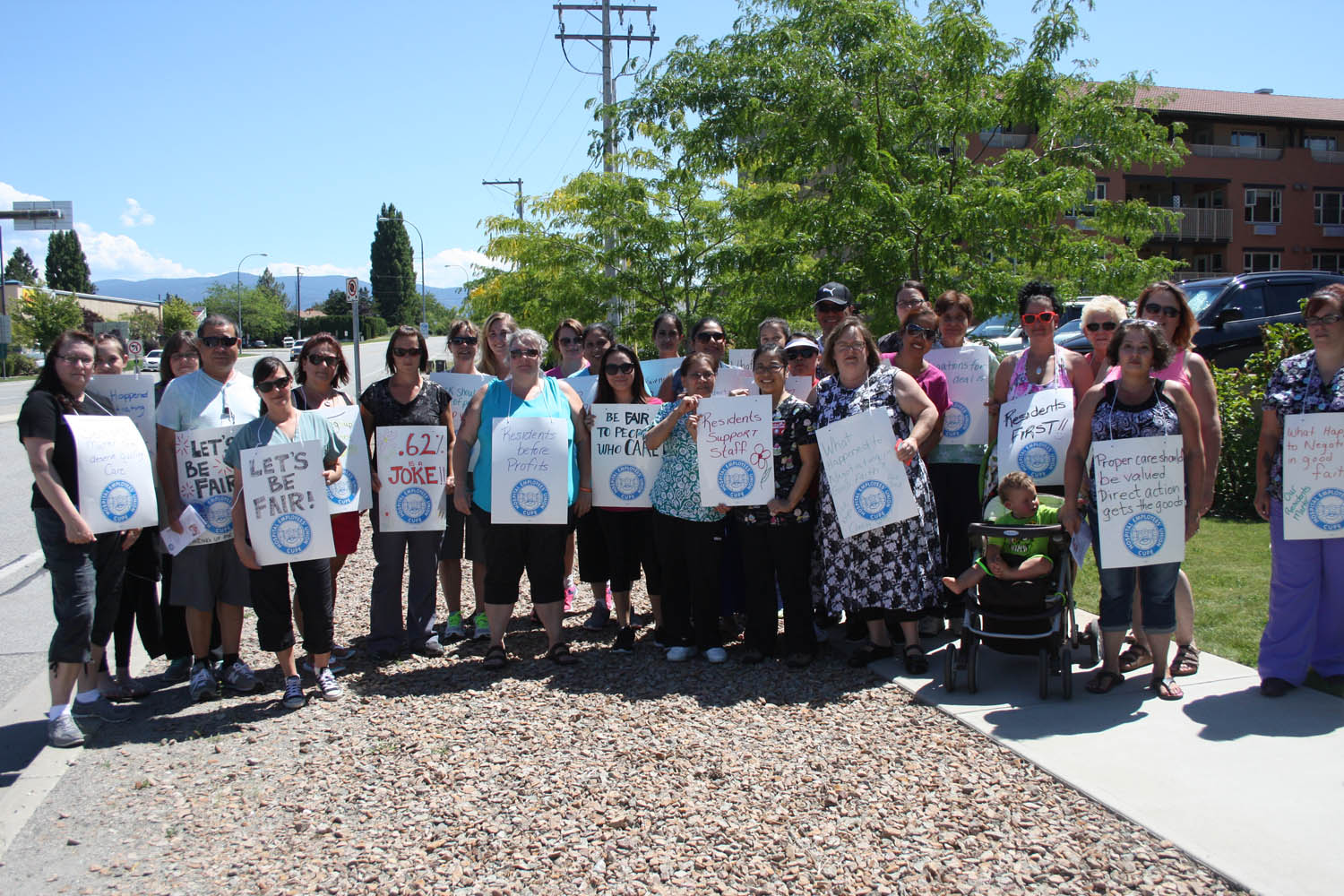 Unionized Mariposa workers held an information picket in front of the seniors' facility on Tuesday afternoon. (Keith Lacey photo)