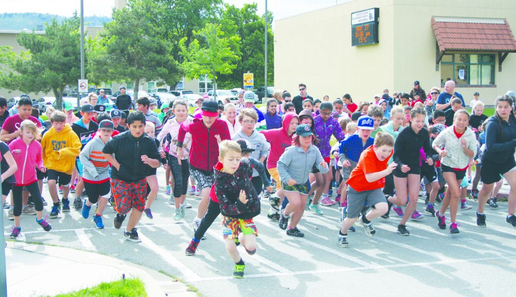 Hundreds of students from Osoyoos Elementary School lined up at the starting line to participate in last Friday's Nighthawk Learn to Run Program annual fun run. (Keith Lacey Photo).