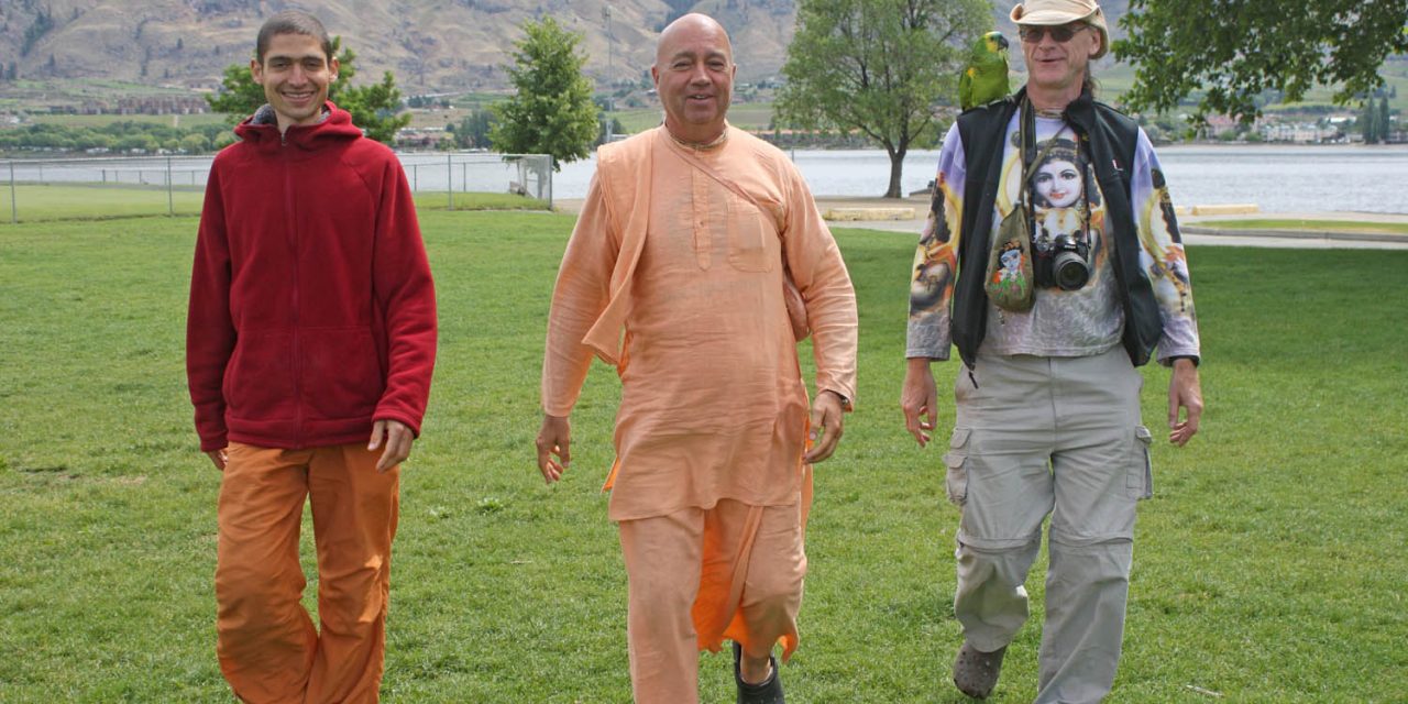 ‘Walking Monk’ pays visit to Osoyoos last week during another cross-Canada journey
