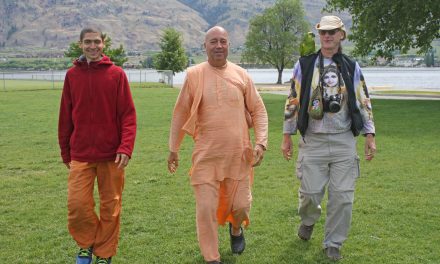 ‘Walking Monk’ pays visit to Osoyoos last week during another cross-Canada journey