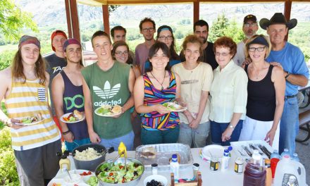 Fruit pickers flock to Oliver cherry farm