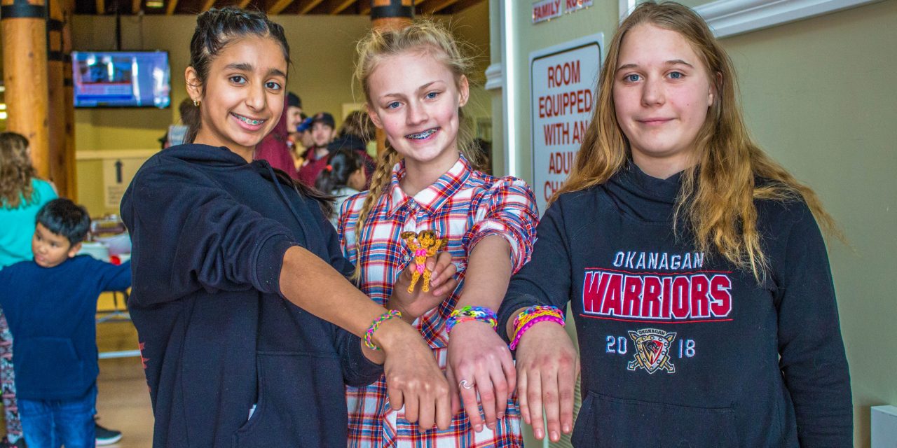 Elementary students spread kindness with bracelets