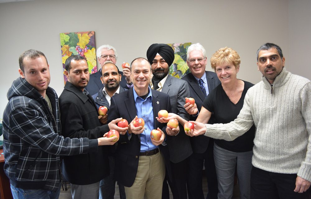 Minister visits Oliver to discuss ‘industry strategy’ with fruit growers