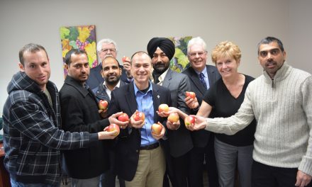 Minister visits Oliver to discuss ‘industry strategy’ with fruit growers