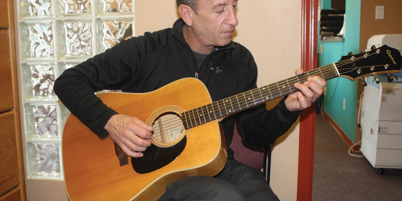 Newcomer to Osoyoos invites all aspiring musicians to join him for guitar lessons