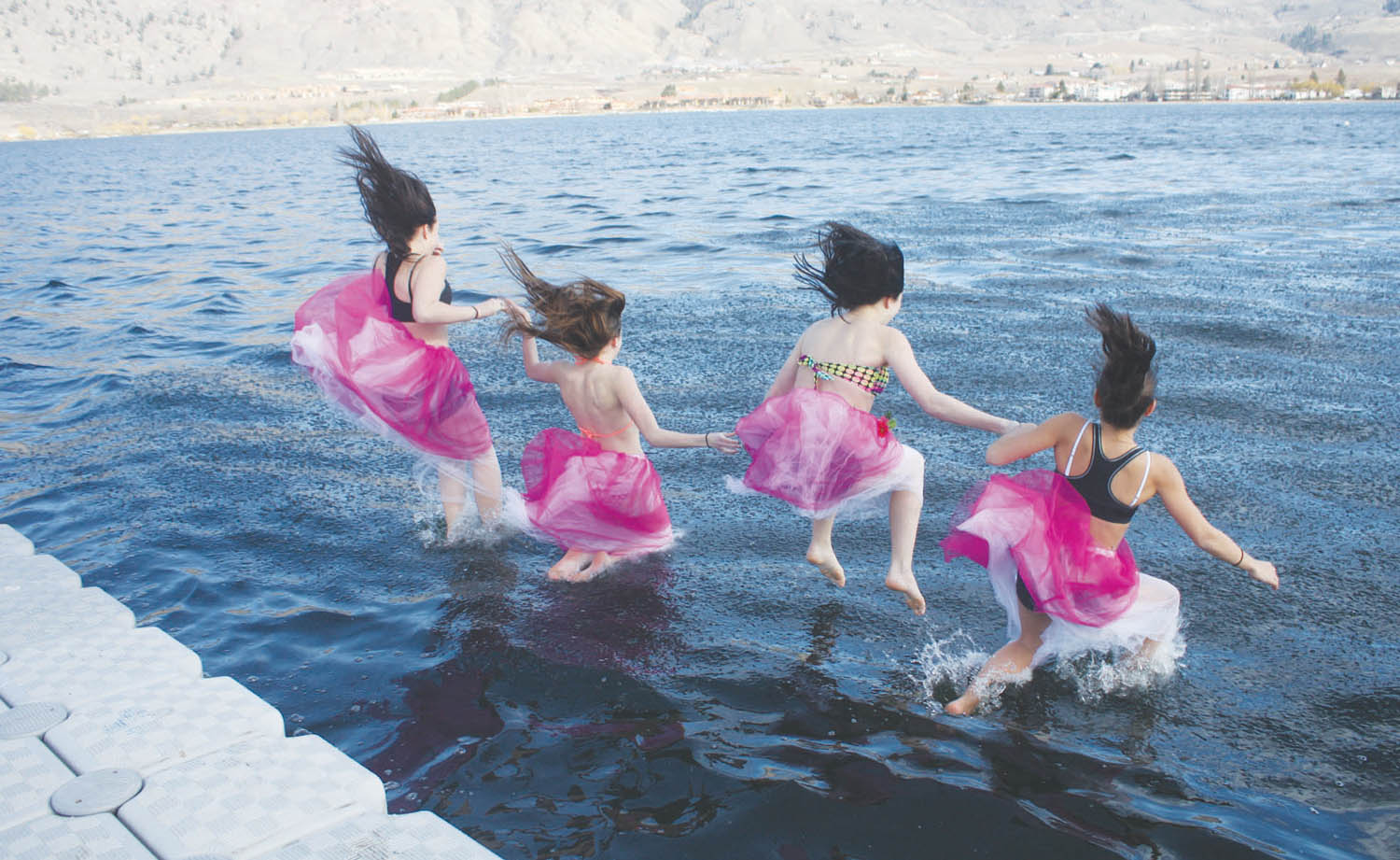 Osoyoos teenagers take up challenge to jump into frozen lake as part of
