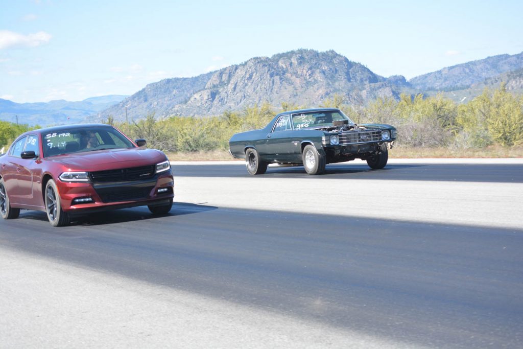 Dan Dominato, in a 2015 Chrysler 300, quickly glances at his racing opponent Pete Shaw from Penticton who’s driving a 1971 Chevrolet El Camino. (Lyonel Doherty photo)