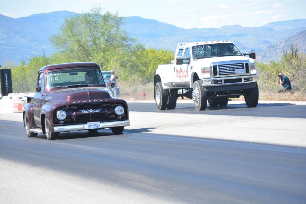 Al Hogarth from Grand Forks, in a 1954 Mercury truck, gets the jump on Mark Sherriff from Summerland in a 2008 F-350. At the end of the day, Sherriff drove his super duty truck to victory in the Sportsman’s Bracket category. (Lyonel Doherty photo)