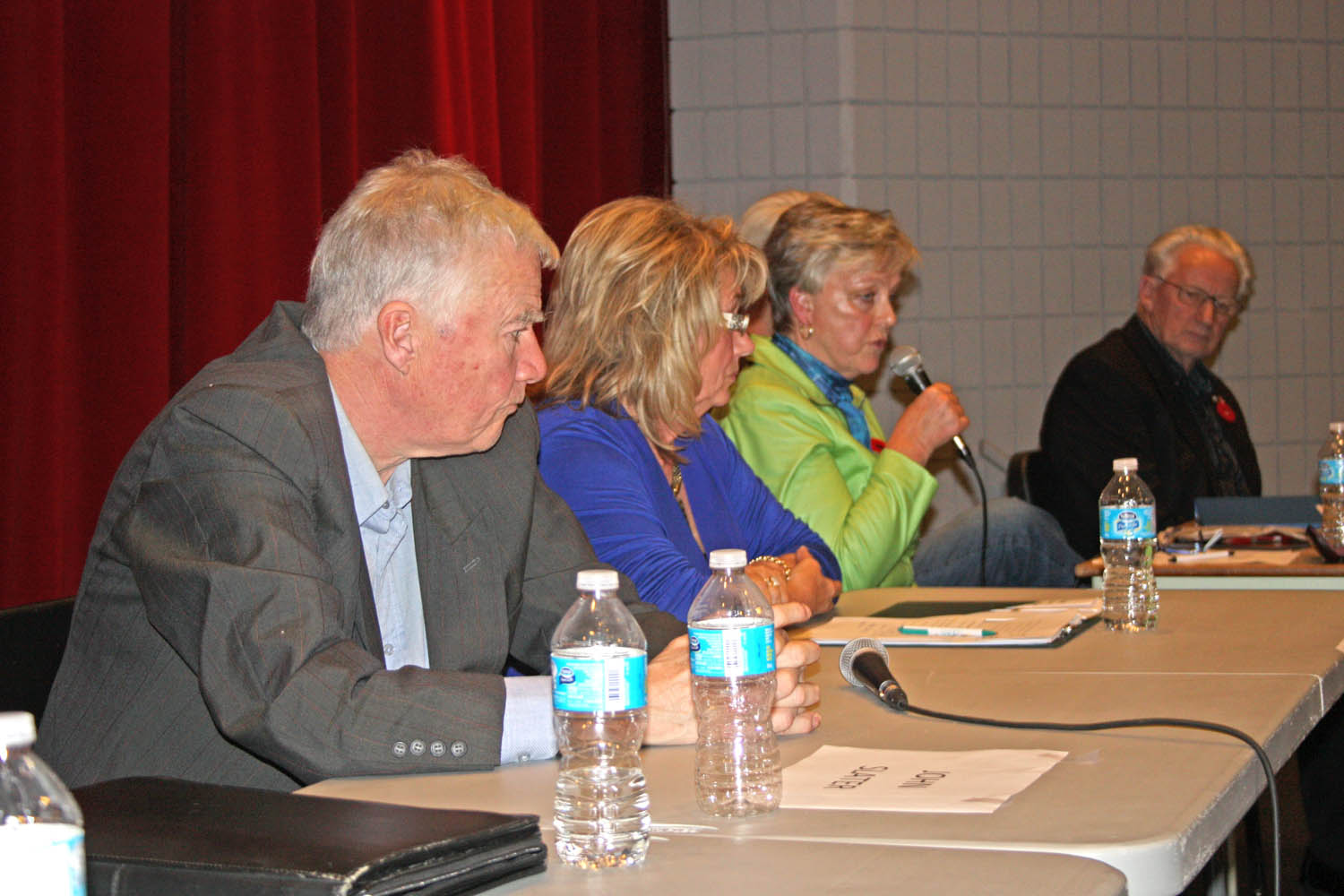 Town of Osoyoos mayoral candidate Sue McKortoff answers a question during last Wednesday’s all candidates forum, while opponent Ray Vandenberg (far right) looks on. Also listening in are former mayor and longtime councillor John Slater (left) and council candidate Carol Youngberg. (Keith Lacey photo)