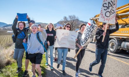 Hundreds rally to protect Osoyoos schools from closure