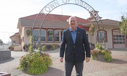 Liberal frontrunner de Jong visits Osoyoos to discuss why he’s best choice to lead party