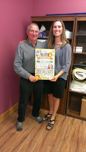Sheridan presents plaque to Rotarians