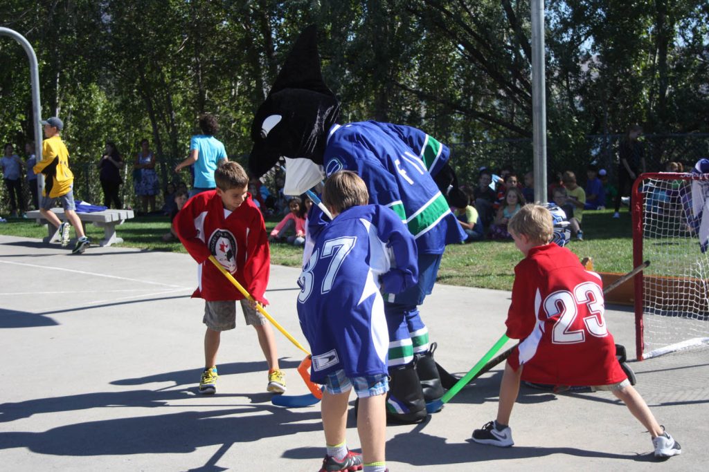 Students at Osoyoos Elementary School had a fun afternoon last Thursday as Vancouver Canucks mascot Fin dropped in for a visit and brought two new sets of ball hockey equipment with him. The Canucks organization sponsored a contest where they would purchase new ball hockey equipment for 50 elementary schools across the province. Fin spent more than half an hour testing out the new equipment with students and also posed for photos, shook hands and exchanged high fives. (Keith Lacey photo)