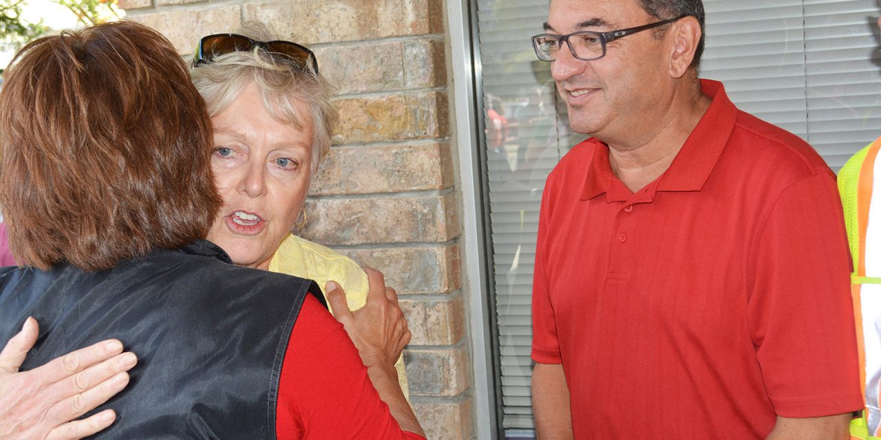 Premier visits Oliver to thank fire volunteers