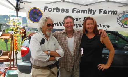 David Suzuki shows support for local organic grower