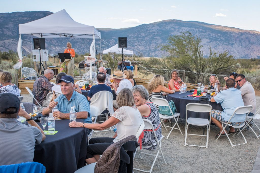 Guests relax before dinner at Romancing the Desert Saturday evening at the Osoyoos Desert Centre. In the background Iris Larratt, singer for Jazz Out West, entertains guests. (Richard McGuire photo)