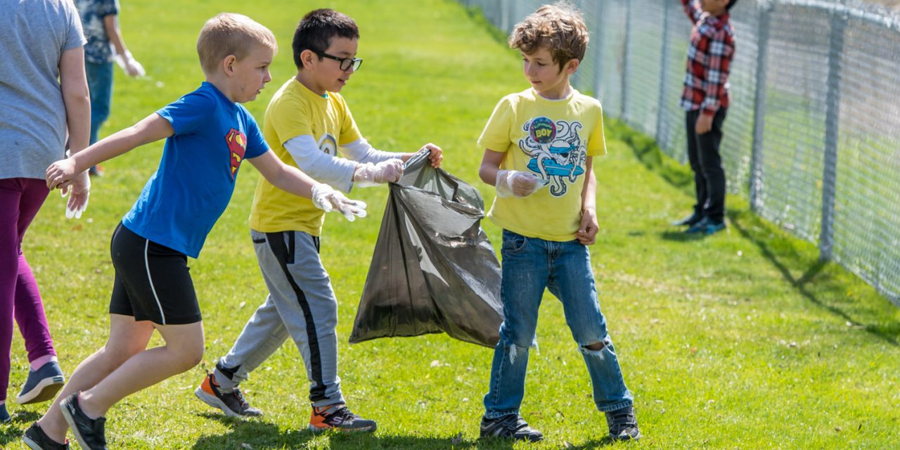 Osoyoos Elementary School kids pitch in and clean up for Earth Day