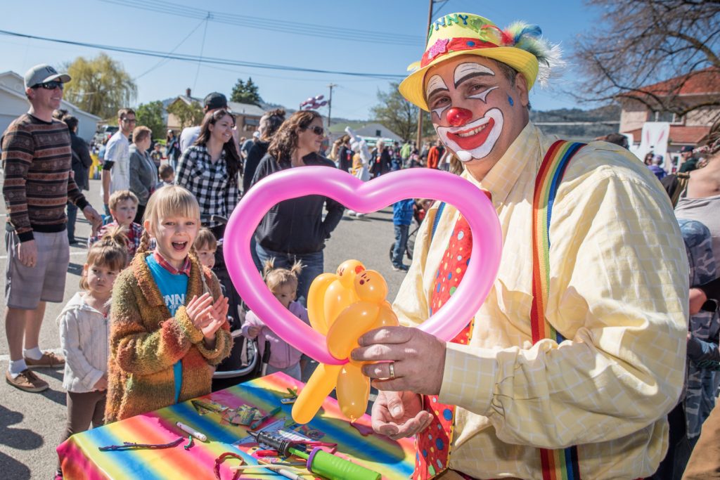 Sunny the Clown entertained children by tying balloons into interesting shapes, like these love birds. He gave this one to Kaia Lee (left), 10, of Winlaw, B.C., who looked very impressed by it. (Richard McGuire photo)