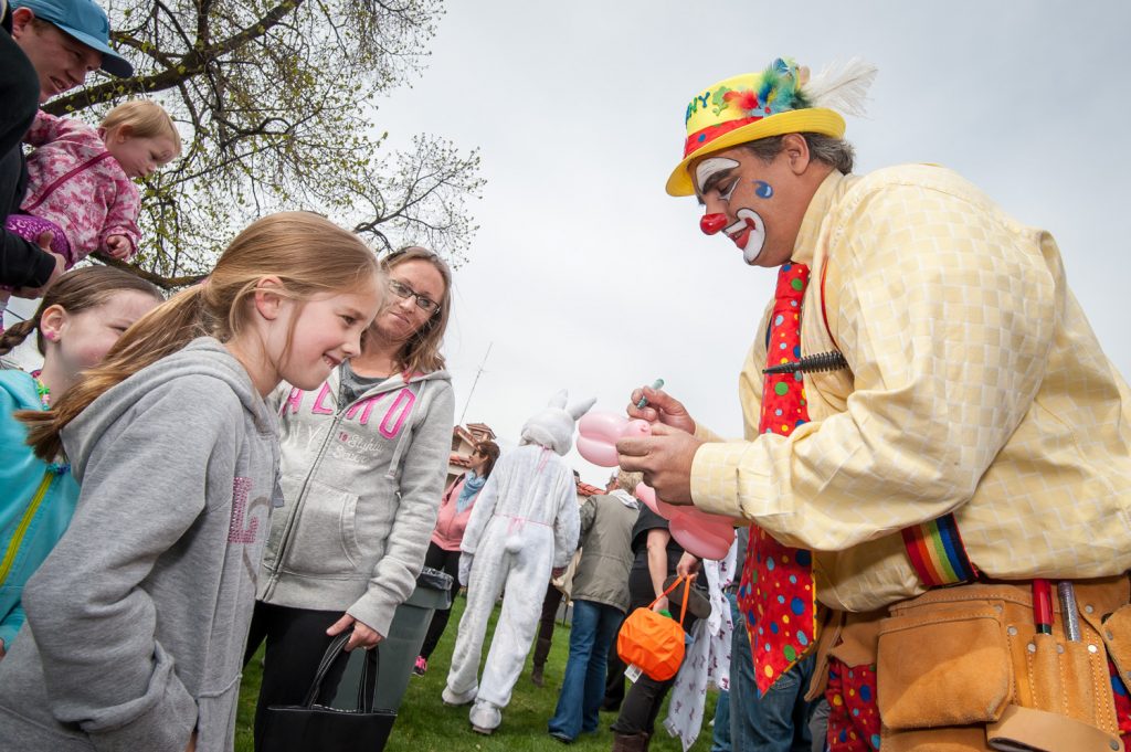 Sunny the Clown tied balloons in animal shapes before giving them to children at Town Square. Shown here, he draws some eyes onto one of his creations. (Richard McGuire photo)