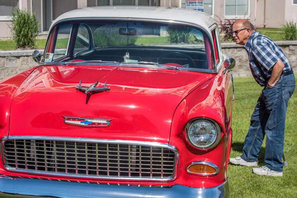 Walt Wiebe of Osoyoos admires a 1955 Chevrolet. He remembers owning a car like this and several other nearby cars from the 1940s and 1950s. (Richard McGuire photo) 