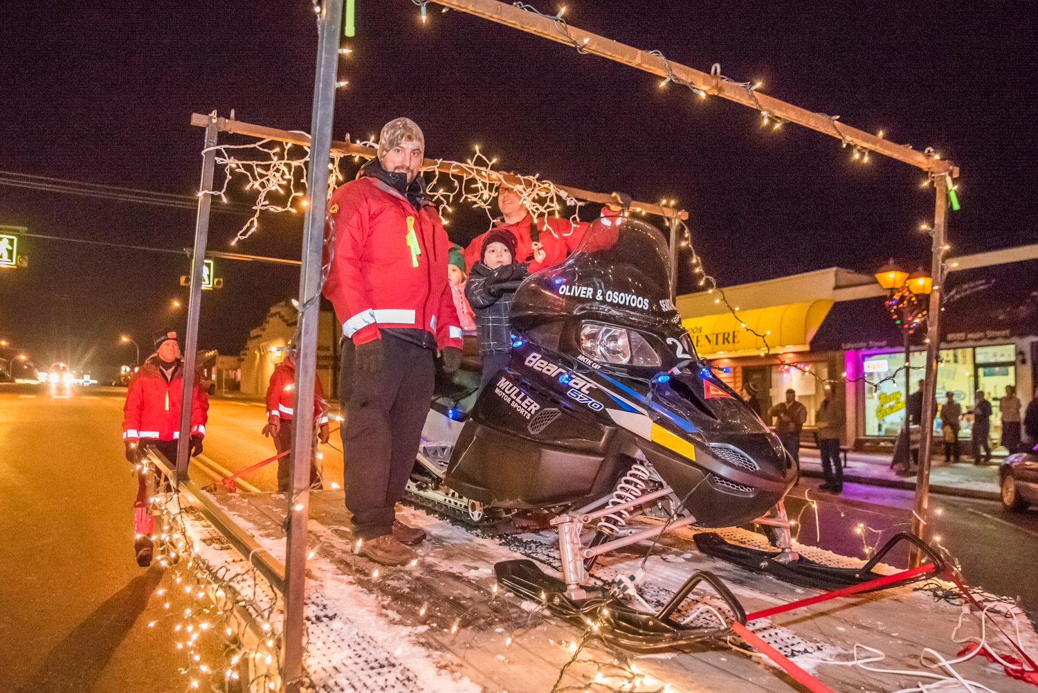 Oliver and Osoyoos Search and Rescue showed some of their equipment on their parade float. (Richard McGuire photo)