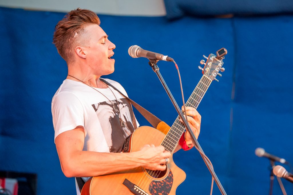 Shawn Hook, from Nelson, engaged the audience at Desert Live as the headliner Saturday evening. He played rock on electric and acoustic guitar and keyboards. (Richard McGuire photo)