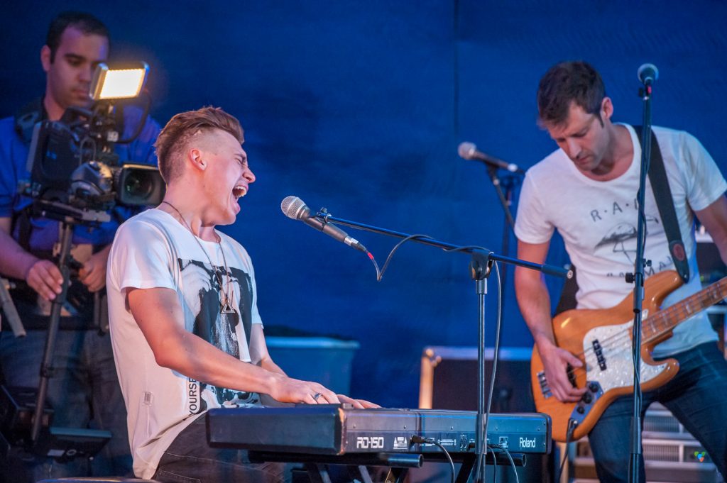 Shawn Hook, from Nelson, engaged the audience at Desert Live as the headliner Saturday evening. He played rock on electric and acoustic guitar and keyboards. (Richard McGuire photo)