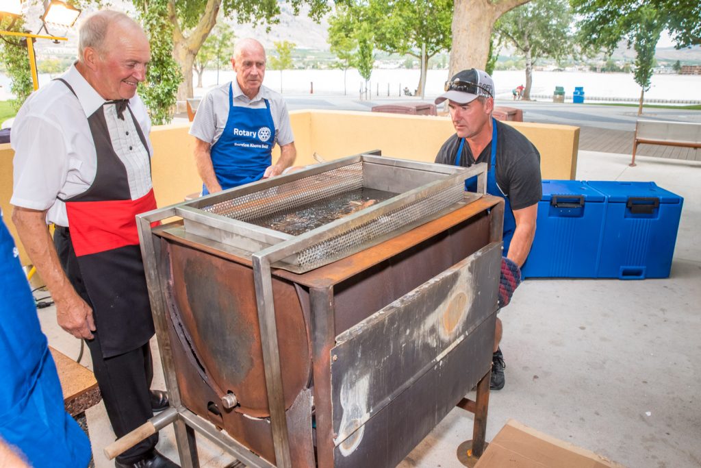 Rotarians Harold Cox, John Robertson and Jeff Duguid start the first batch of lobsters cooking at the Rotary Club of Osoyoos' Lobster on the Beach event. (Richard McGuire photo)