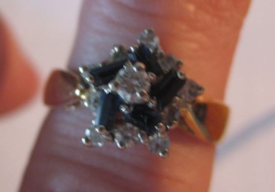 Police looking for stolen jewelry