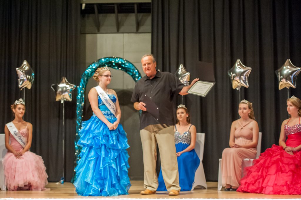 Mayor Stu Wells presents outgoing Princess Viveka Jensen with a bursary from the Town of Osoyoos. (Richard McGuire photo)