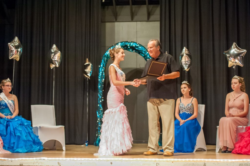 Mayor Stu Wells presents outgoing Miss Osoyoos Gina Pereira with a bursary from the Town of Osoyoos. (Richard McGuire photo)