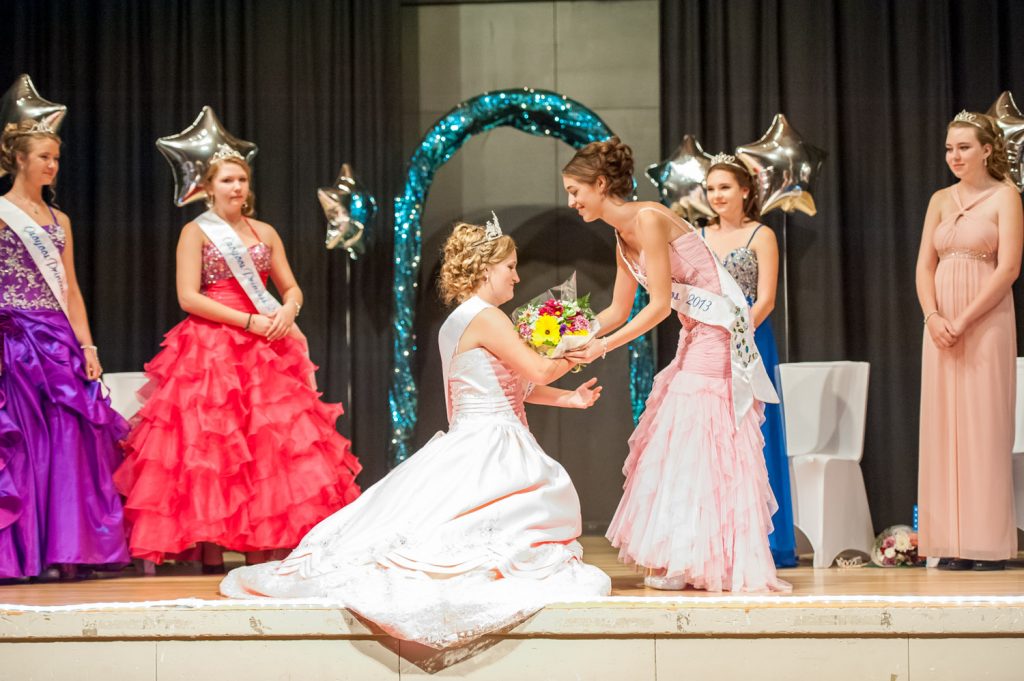 Outgoing Miss Osoyoos Gina Pereira hands a bouquet of flowers to the new Miss Osoyoos, Teagen Aspell, after crowning her at the Miss Osoyoos Pageant on Monday night. (Richard McGuire photo)